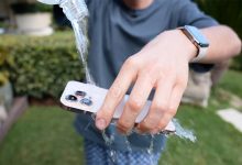 Photo of iPhone 16 có thực sự ‘miễn nhiễm’ với nước? Khám phá khả năng chống nước và dòng nào đáng mua